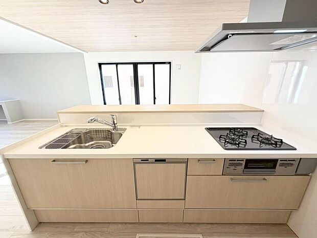 対面式キッチンは、ご家族の会話も増え、家事の合間にお子様に目が届くのも嬉しい設計です。