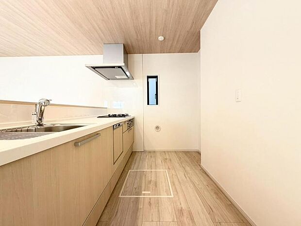 カップボードや大型冷蔵庫を配置出来るスペースを考慮した設計です・