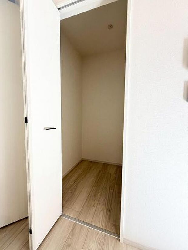 収納力豊富な広いパントリーは日々のものから、防災備蓄品のストックにも便利です。