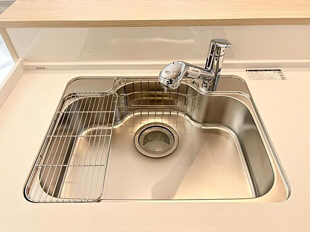 キッチンにはパントリーも完備。きれいに収納してキッチン回りもスッキリさせておけます。