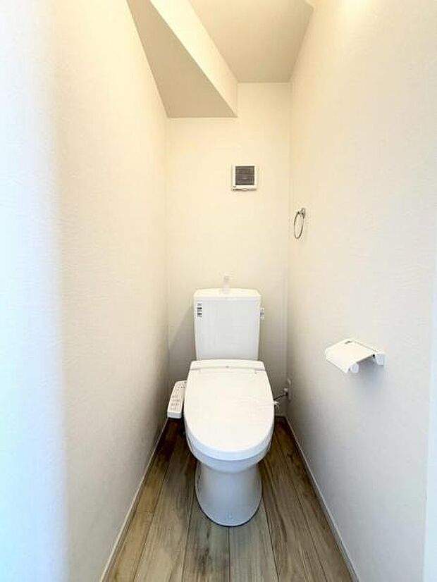 トイレは洗浄機能を標準完備、清潔な空間が印象的です。