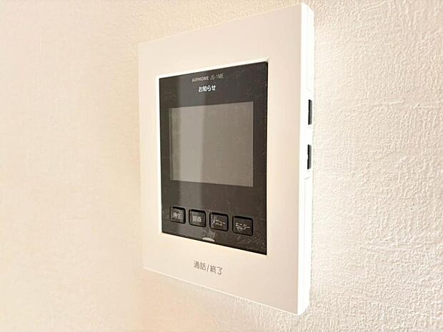 小さなテレビ画面のようなモニターが付いており、訪問者をすぐ確認することができます。