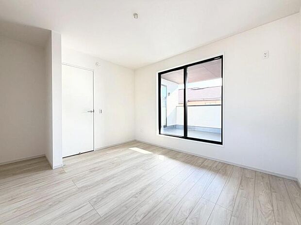 広々とした主寝室は、2面採光により、陽射しがたっぷりと射し込みます。