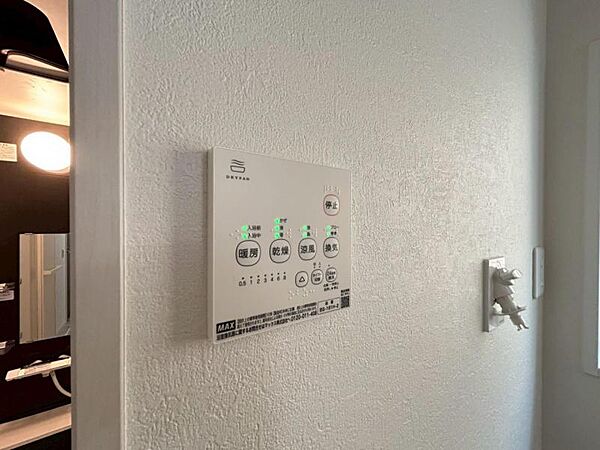 ■浴室乾燥機はマストアイテムです！冬場のヒートショックを予防します。お洗濯ものと一緒に浴室を乾燥出来ちゃいますので雨の日や花粉の時期は大活躍です！