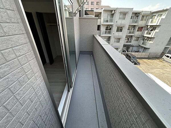■開放感あるバルコニーはお洗濯時はもちろん、少し空を眺めたい時も必要ですね！