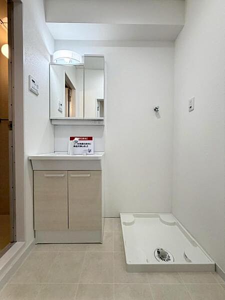 家族で使いやすいゆとりある広さの洗面脱衣室で毎日の身支度も快適に整います！