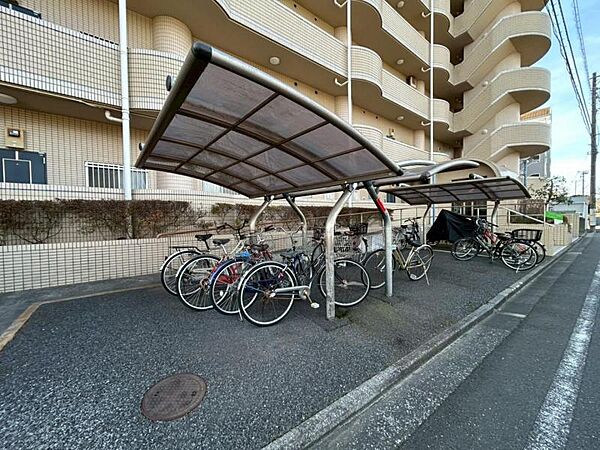 広くゆとりある駐輪場です！皆様、丁寧に使われておりますね！