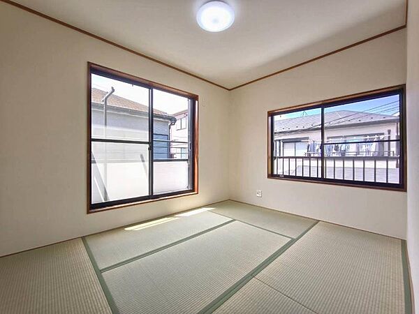 畳が心を落ち着かせます。こもれびに包まり休むのも気持ちよさそうですね！