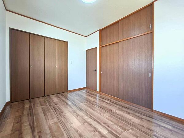 一日の疲れを癒すくつろぎの洋室