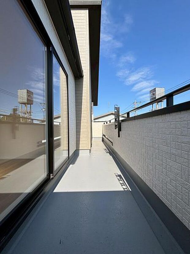 開放感あるバルコニーはお洗濯時はもちろん、少し空を眺めたい時も必要ですね！