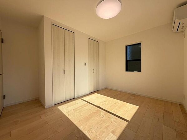 おうち時間に彩を。素敵な居室空間です。