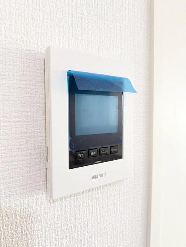 モニター付きインターホンで玄関を確認しなくても誰が来たのかすぐわかります。また、姿を見られたくない空き巣や不審者が嫌がるため、防犯効果を高めることもでき、お子様のお留守番も安全・安心です。