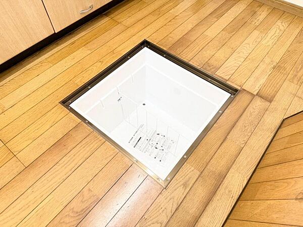 あると便利な床下収納庫です！詰め替え用品や日持ちをするものなどいろいろと収納できますね！