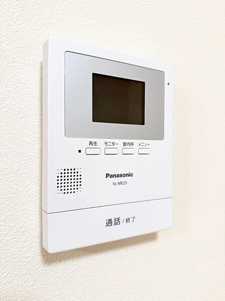モニター付きインターホンで玄関を確認しなくても誰が来たのかすぐわかります。また、姿を見られたくない空き巣や不審者が嫌がるため、防犯効果を高めることもでき、お子様のお留守番も安全・安心です。