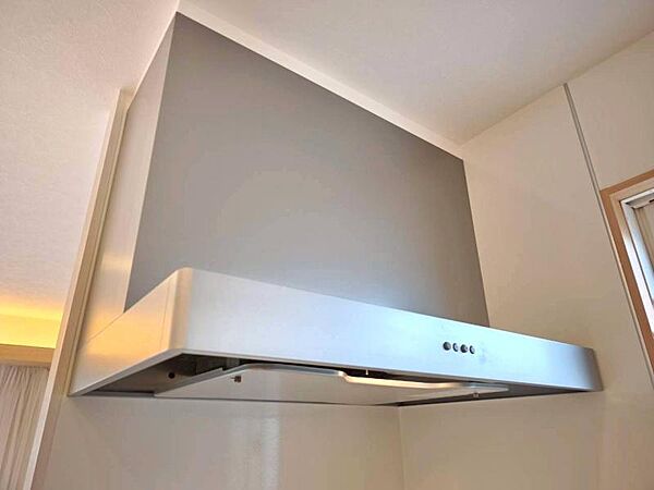 キッチンの換気扇は手元を照らすライトがついております。強さの調整もできますので使い勝手が良いですよ！
