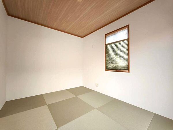 畳の香りが心を落ち着かせます。こもれびに包まり休むのも気持ちよさそうですね！
