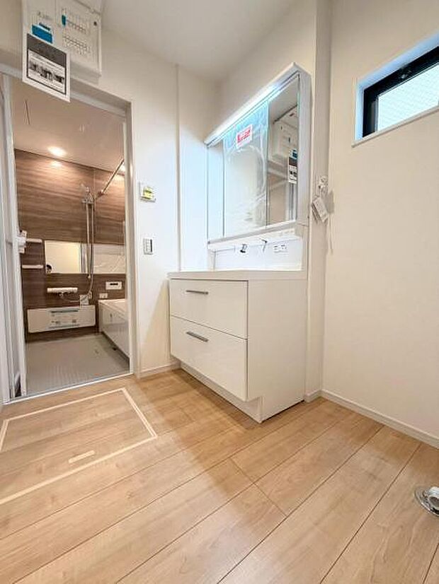 家族で使いやすいゆとりある広さの洗面脱衣室で毎日の身支度も快適に整います!