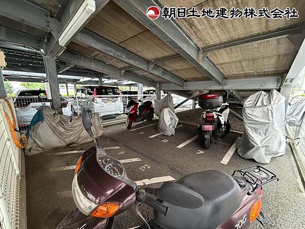 住まいの一部として調和するバイク置き場で日々の移動がより快適に整います！