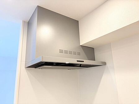 キッチンの換気扇は手元を照らすライトがついております。強さの調整もできますので使い勝手が良いですよ!