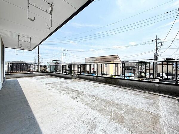 広めのバルコニーは癒しの場にもなりますね！屋外用の椅子とテーブルを置いてみるのも良さそうです！