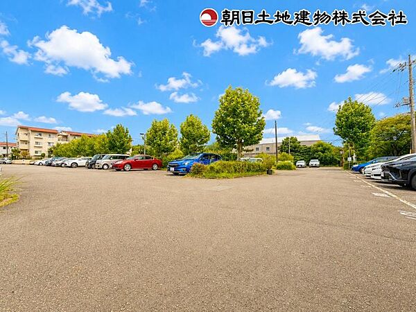 ゆとりある駐車スペースで駐車もしやすく日常の車利用を快適にサポートする環境です！
