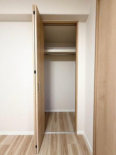 衣類を美しく整理できる便利な収納空間