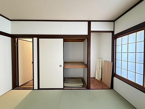 和室の雰囲気を損なわず、収納力もしっかり確保。使い勝手の良さが嬉しい、暮らしに寄り添う収納です。
