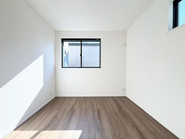 おうち時間に彩を。素敵な居室空間です。