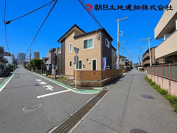 周囲からの圧迫感を感じにくく、光と風を取り込みやすい立地です。