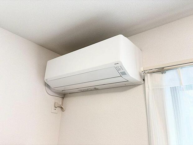 お引越しで買い替えるお客様が多いエアコンが備え付けでございます!