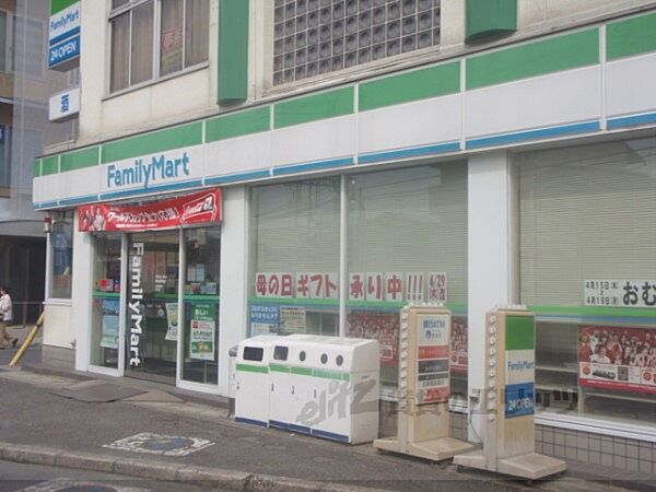 画像25:ファミリーマート　富野荘駅前店まで850メートル