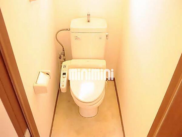 トイレ：温水洗浄機能付きのトイレです。