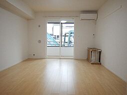 チムニー・ワン 105 1階ワンルームのリビング/ダイニング