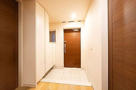 【玄関】収納力のある下駄箱付。靴をたくさん収納できます。
