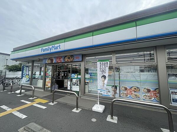 ファミリーマート朝霞本町一丁目店 徒歩4分。 250m