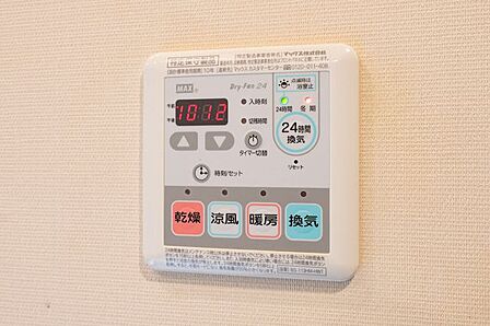 【設備】雨の日などに心強い浴室乾燥機付。洗濯物を乾かすだけでなく、カビ防止にもなる嬉しい設備。