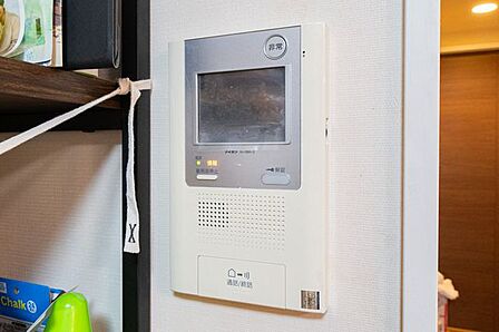 【設備】来訪者を確認できるＴＶモニター付きインターホン。安心感があります。
