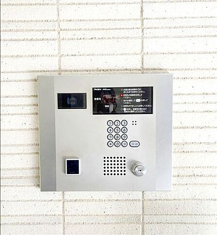 1階エントランスは来訪者が確認でき防犯にも配慮されたモニター付きのオートロックシステムです。