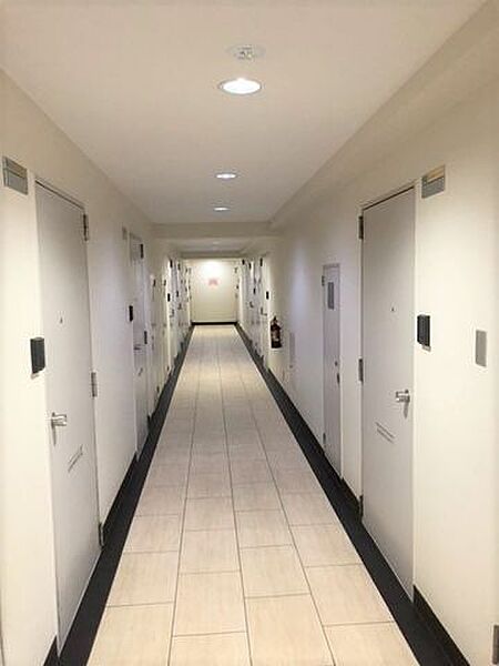 プライバシーと安全性を重視した内廊下設計のマンションです。