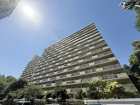 大切なペットと一緒に暮らせる「ペット飼育可」のマンションです。（※飼育細則有）