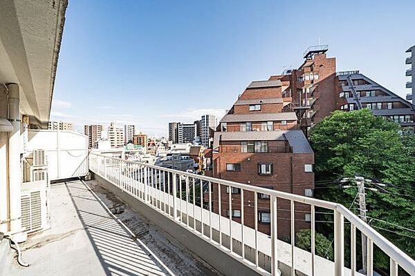 洗濯物を干したり取り込んだりしやすい奥行きのあるバルコニー。