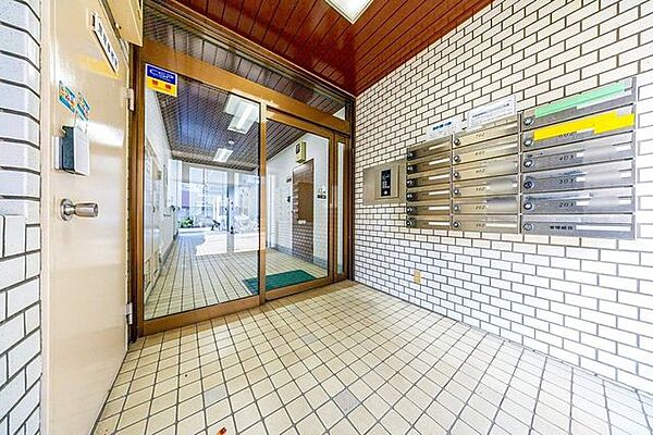 【エントランス】オートロック機能付で安心感のあるセキュリティ