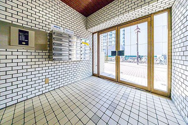 【エントランス】清潔感のあるエントランスからは管理の良さが伺えます