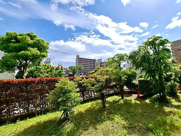 バルコニーからは敷地内の緑も眺めることができます。