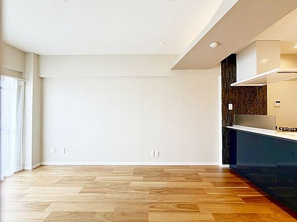 バルコニーまで続くオープンなリビングダイニング。清潔感のある明るいフローリングがお部屋に馴染み、心地よい空間を演出します。