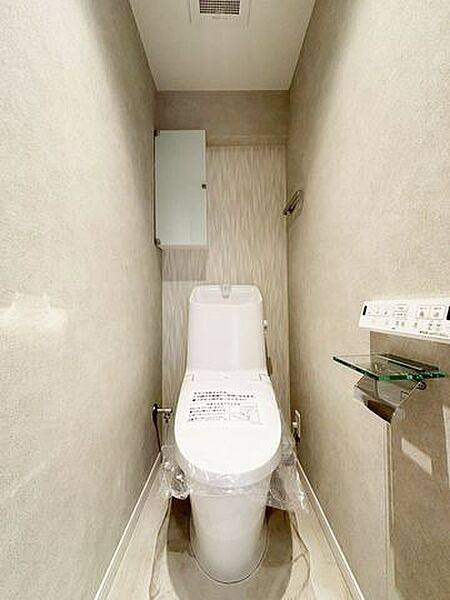 トイレは清潔感があります。温水洗浄便座付きでリモコン操作が容易です。