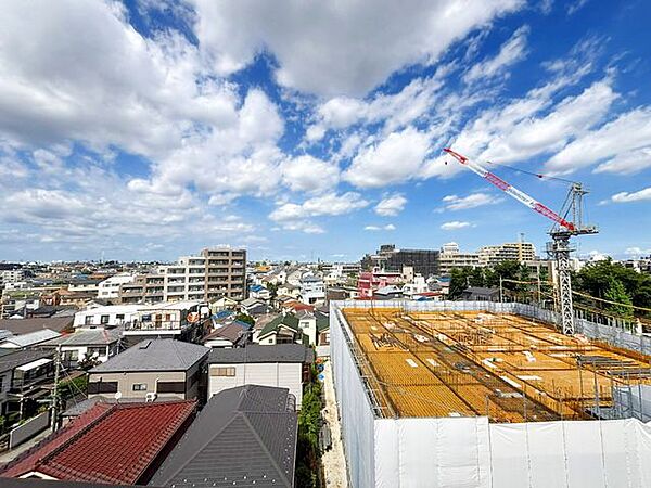 周囲に高い建物が少なく、晴れた日には青空が広がる心地よい景色が楽しめます。