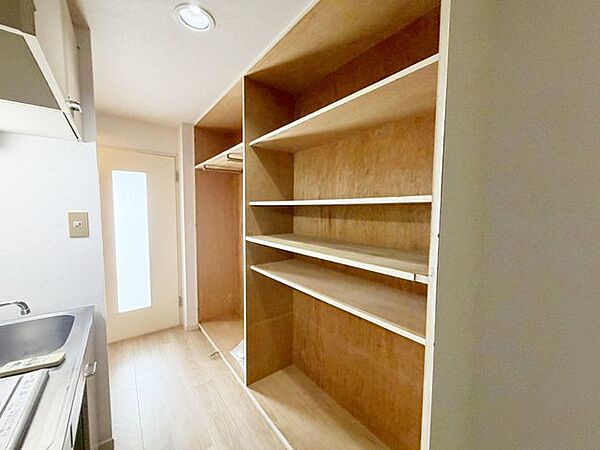 【キッチン横　収納】キッチン横には収納が備わっております。