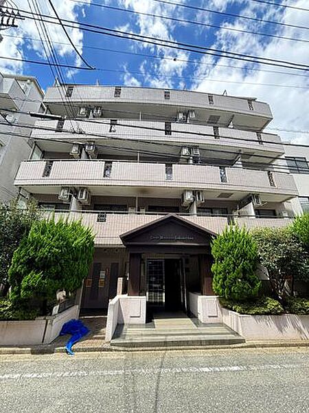 1988年6月築、外壁タイル貼りの新耐震基準マンション。地震への心配が軽減され、構造的な安心感があります。