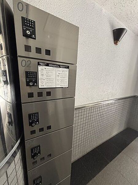 不在時にも荷物が受け取れる宅配BOX付。荷物の受け取りが多い方に便利な設備です。
